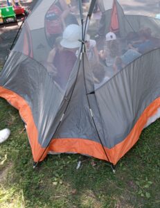 Dzieci bawią się w  przezroczystym namiocie