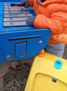 Dziecko gra na cymbałkach na placu zabaw