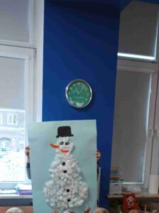 Bałwan wyklejony watą na kartonie.