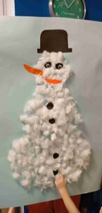 Bałwan wyklejony watą na kartonie.