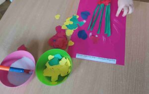 Kwiaty dla babci i dziadka- wyklejanie laurki