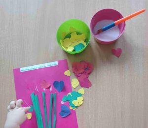 Kwiaty dla babci i dziadka- wyklejanie laurki