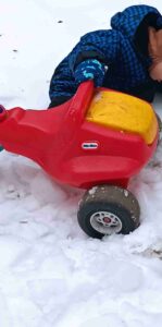 Dzieci bawią się na śniegu.