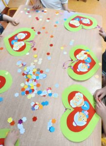 Malowanie i wyklejanie- ćwiczenia dla paluszków- motoryka mała