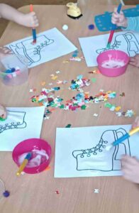 Malowanie i wyklejanie- ćwiczenia dla paluszków- motoryka mała