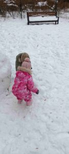 Dzieci bawią się na śniegu.