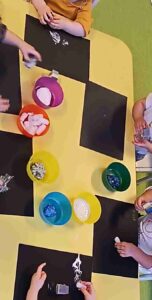 Malowanie i wyklejanie- ćwiczenia dla paluszków- motoryka mała