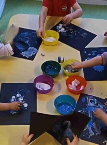 Malowanie i wyklejanie- ćwiczenia dla paluszków- motoryka mała