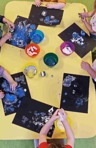 Malowanie i wyklejanie- ćwiczenia dla paluszków- motoryka mała