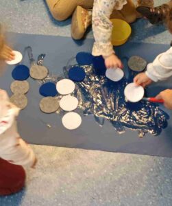 Malowanie i wyklejanie- ćwiczenia dla paluszków- motoryka mała