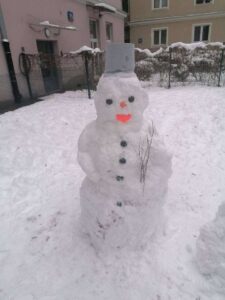 bałwan śniegowy ulepiony przez dzieci i Panie wychowawczynie